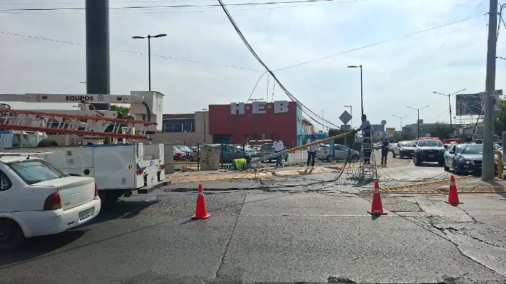 Camión del SIAP derriba poste y deja sin semáforos cruce clave en López Mateos