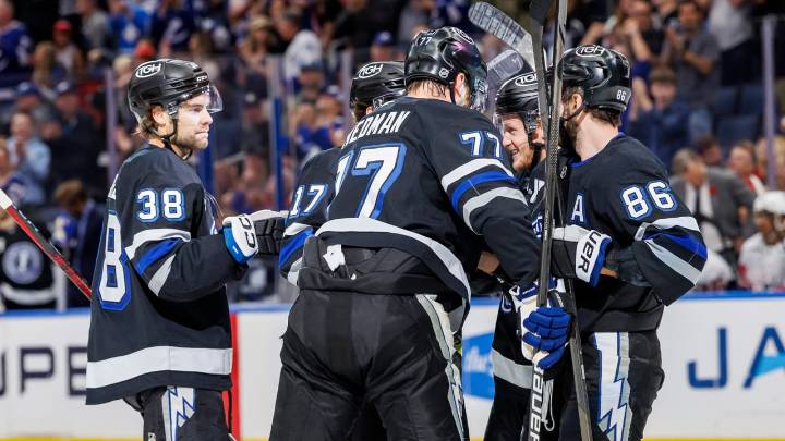 Hagel stays hot, helps Lightning edge Capitals for 7th win in past 8 games