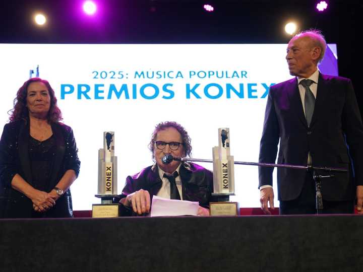 Premios Konex a la Música Popular 2025: Charly García recibió en persona su estatuilla, se emocionó y recordó a Mercedes Sosa