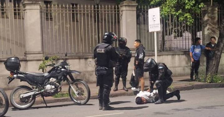 Robaba un vehículo, fue descubierto y detenido