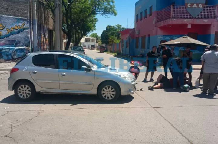 Manejó en contramano, chocó una moto y un joven terminó hospitalizado
