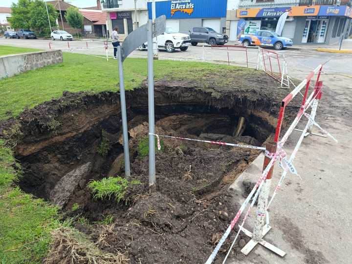 Derrumbe en la barranca del arroyo Tapalqué obliga a cortar el tránsito en el acceso a avenida Colón