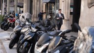 El Síndic de Barcelona pide aceras libres de motos