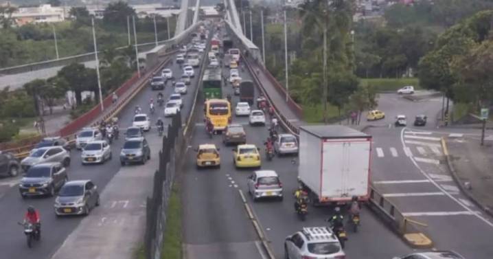 Monumental trancón en el viaducto entre Pereira y Dosquebradas por instalación de alumbrado navideño
