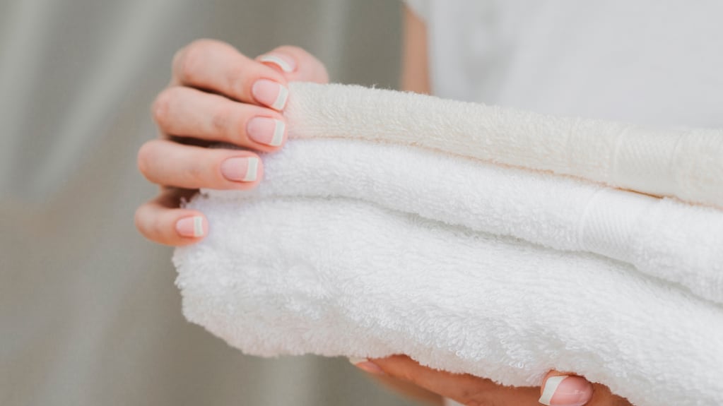 El truco de los hoteles para tener las toallas como nuevas: lleva un ingrediente que pocos imaginan
