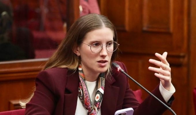 Adriana Tudela sobre Claudia Sheinbaum: "Defiende a narcos y ahora también a golpistas"