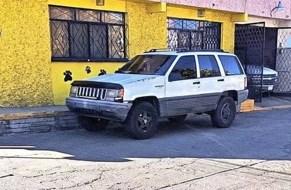 Encuentran camioneta baleada en Parral