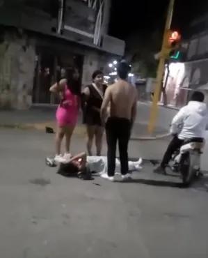 Sin cuento de hadas: Dejaron una zapatilla y escaparon tras embestir a dos jóvenes