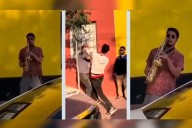 Saxofonista convierte pelea callejera en escena de película