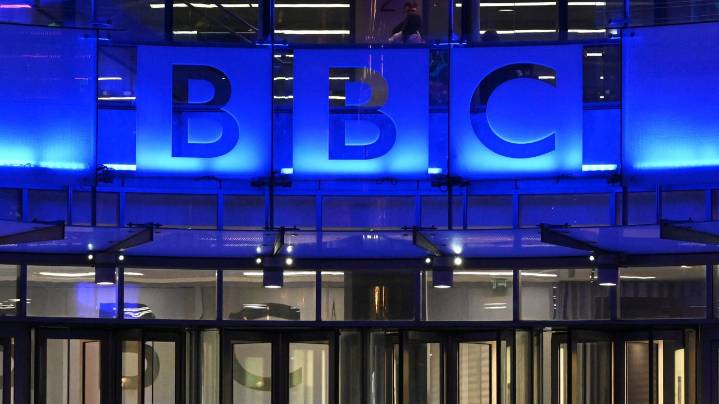 La cadena BBC pide disculpas a Trump por editar sus palabras pero rechaza pagarle una compensación