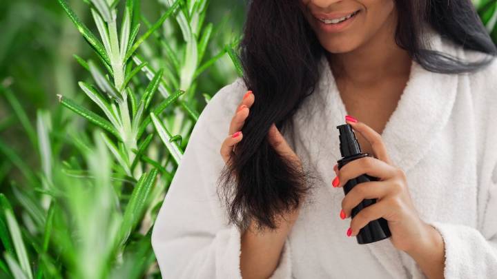 Cómo crear un spray de romero en casa para evitar la caspa en el pelo