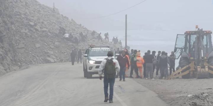 Nuevo derrumbe de rocas bloquea totalmente la Panamericana Sur en el tramo Ático