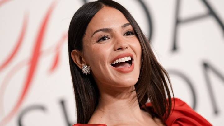Eiza González lleva el vestido rojo que es ideal para Navidad
