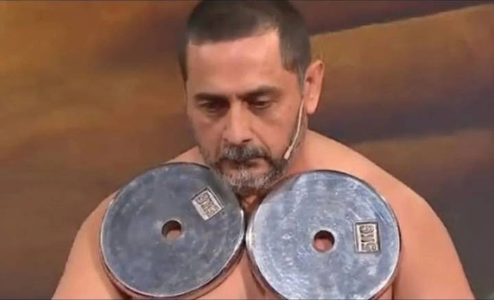 ¿Por qué se le pegan los metales a la piel? La verdad científica sobre el “hombre imantado”