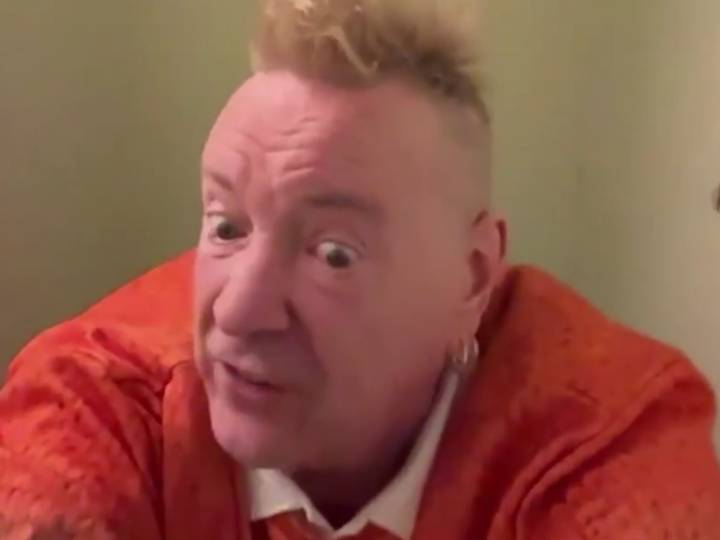 El ex cantante de Sex Pistols se mostró en vivo haciendo pis durante una entrevista con Matías Martin