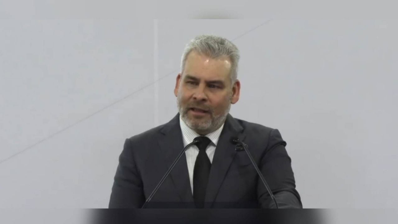 “Sé que hay una enorme indignación y enojo”, dice Ramírez Bedolla después de que fue abucheado y golpeado en el funeral de Carlos Manzo