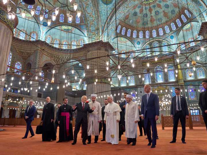 El papa León XIV visitó la emblemática Mezquita Azul de Estambul, pero no se detuvo a rezar