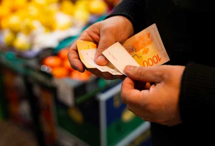 La clase media retrocede: 6 de cada 10 argentinos trabaja para subsistir, según un informe privado