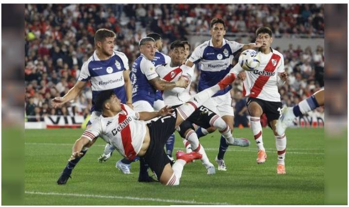 En un Monumental muy caliente, River cayó 1-0 con Gimnasia y Borja erró un polémico penal en el último minuto