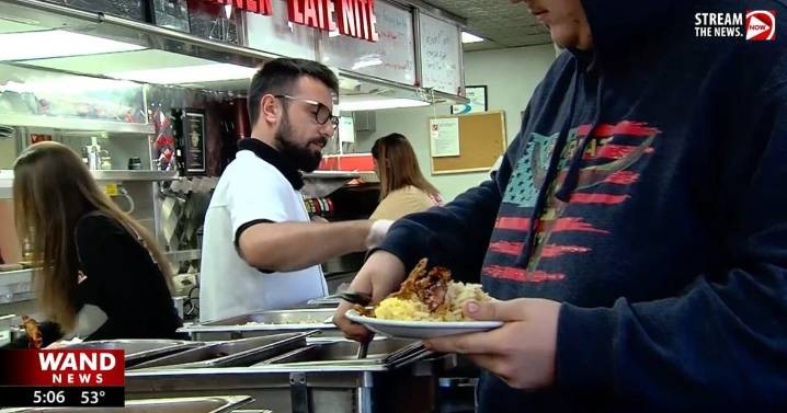 Tuscola diner opens doors to community for Thanksgiving buffet