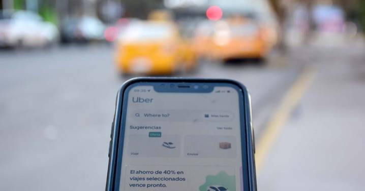 Uber sigue activo en Allen pese a la prohibición: los taxistas denuncian competencia «ilegal»
