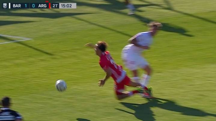 Andrés Merlos tuvo un polémico arbitraje en la victoria de Barracas ante Argentinos