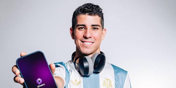 Es una figura del deporte argentino y creó un “boliche virtual” para reunir a los amantes de la música en todo el mundo