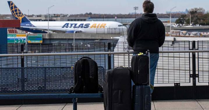 Suman más de mil vuelos cancelados en EU en un día por cierre de Gobierno