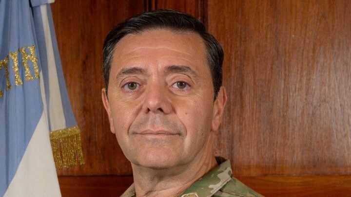 Milei nombra a un militar como ministro de Defensa en Argentina, convirtiéndolo en el primero en el cargo desde el regreso a la democracia en 1983