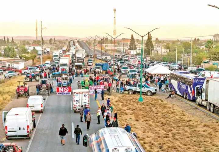 En 22 estados colapsan vías a causa de bloqueos de agricultores y transportistas