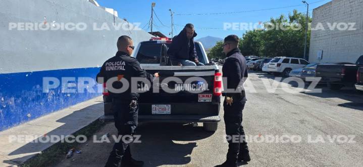 Policía Municipal sorprende a recolector de aluminio inhalando sustancias en Monclova