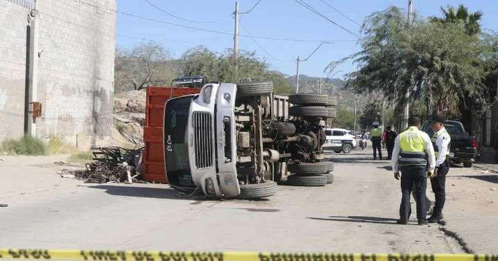 Se vuelca camión con fierro viejo al intentar ingresar a recicladora en Hermosillo