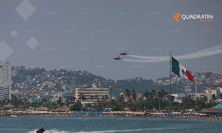 ¡Impresionante! Engalanan aviones del Airshow la bahía de Acapulco