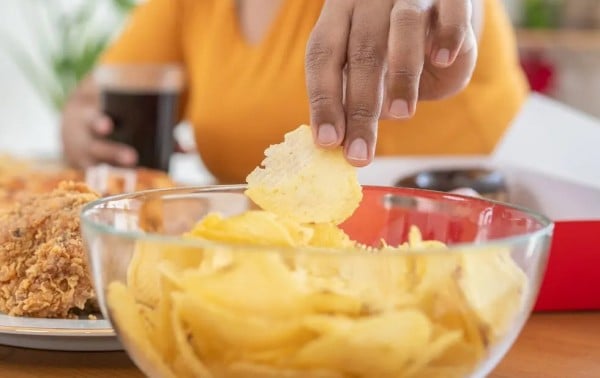 Alimentos ultraprocesados están relacionados con el riesgo de cáncer en mujeres menores de 50 años