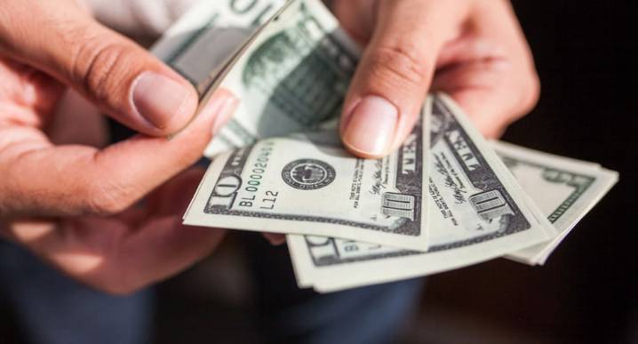 Tres formas de aprovechar la cotización del dólar a la baja en las finanzas personales
