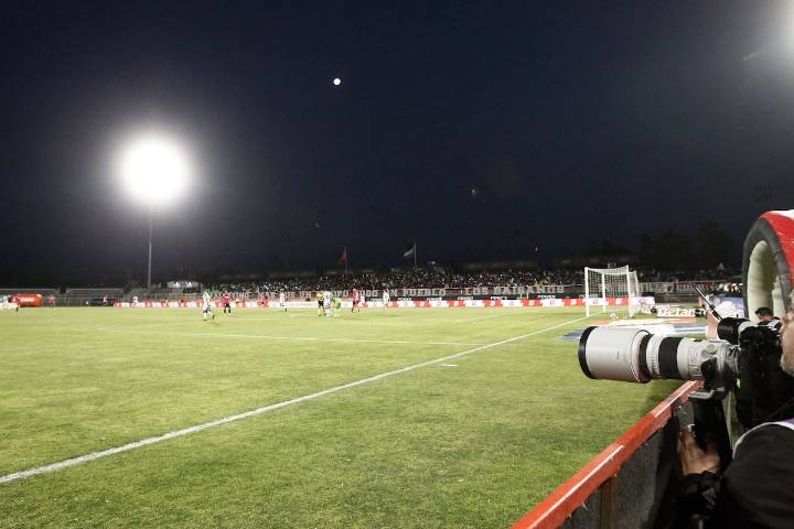 En Palestino celebran las nuevas luminarias del Municipal de La Cisterna: “Es una inversión que le hace bien al fútbol”