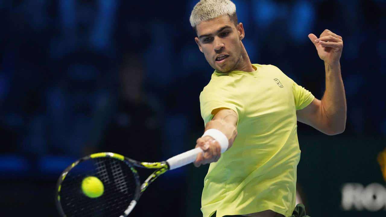 Alcaraz presume de revés para comenzar las ATP Finals con victoria ante De Miñaur