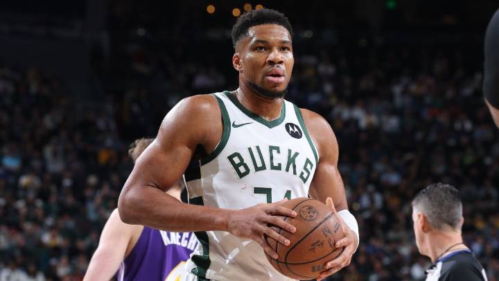 Giannis Antetokounmpo steps in to assist Lakers after game ball drama