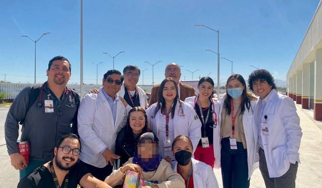 Paciente de 12 años toca la campana tras vencer cáncer de ovario en ISSSTE de Torreón