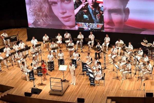 Mas cipayos no se consigue: la banda de la Armada hizo temas de películas emblemáticas yanquis