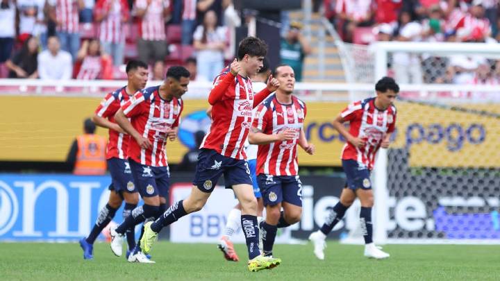 González llega a 12 goles en triunfo de Chivas sobre Rayados