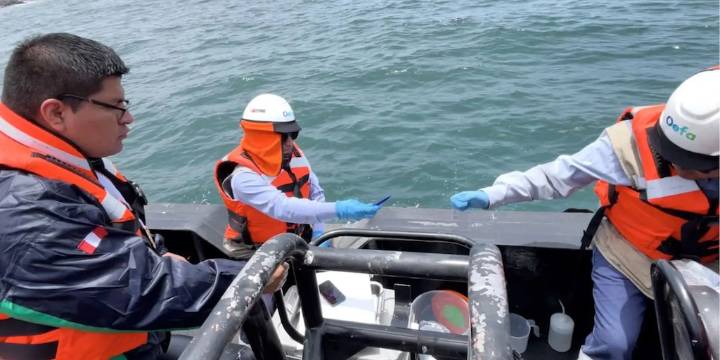 Fiscalía toma muestras en zonas afectadas por el derrame de petróleo de Repsol para evaluar contaminación ambiental