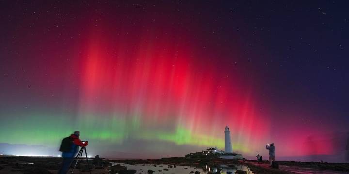 Las impactantes auroras australes iluminan el cielo tras la alerta por tormenta solar