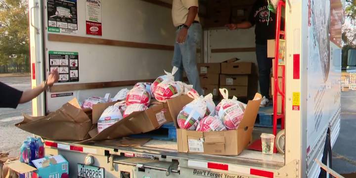 USC women’s basketball coach Dawn Staley hosts giveaway ahead of Thanksgiving
