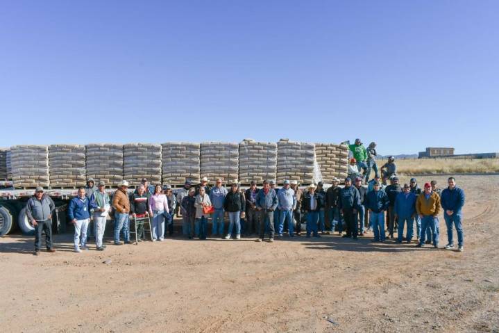Apoya Estado a 75 familias del Frente Democrático Campesino de Guerrero con cemento para mejorar sus viviendas