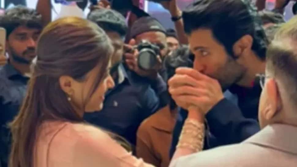 Vijay Deverakonda Kisses Fiancée Rashmika Mandanna's Hand At Event, Video Goes Crazy Viral