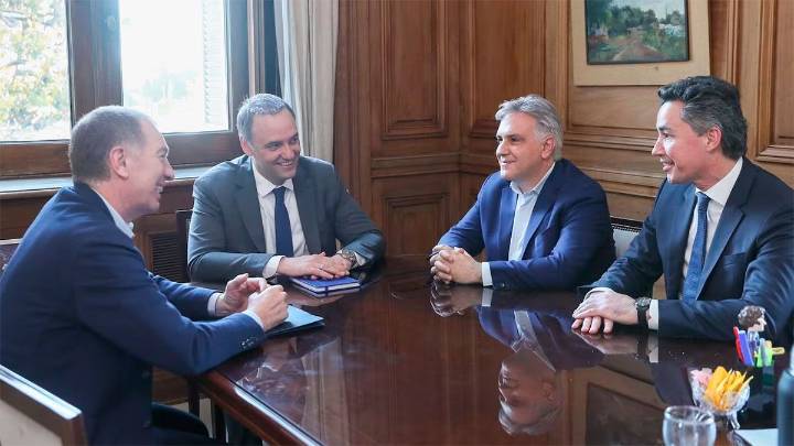 Adorni y Santilli se reunieron con gobernadores para destrabar los conflictos y conseguir los apoyos para el Presupuesto