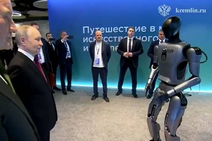 Un robot con inteligencia artificial bailó para Vladimir Putin y las imágenes se viralizaron