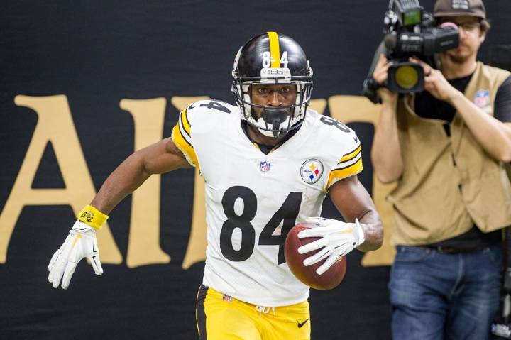 Deadspin | Antonio Brown arrested on attempted murder charge, extradited to U.S.