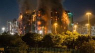 ¿Cómo un incendio en un enorme complejo habitacional de Hong Kong se volvió tan mortal?